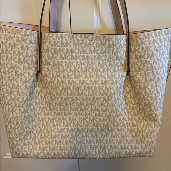 Michael Kors tote bag. First photo stock but rest are actual bag. - Picture 3 of 8